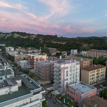 Amadei Blumen فندق بيزارو